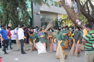 BBMP wokers and particpants from Omega Healthcare taking part Clean Bengaluru campaign