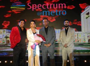 Fans gather at Spectrum Metro Mall to meet Malaika Arora 2