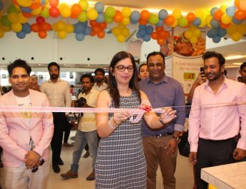 Ms Benu Sehgal - Sr Vice President DLF Place Mall Saket inaugurates the store with Co-founders Lav Trivedi - Abhishek Aggarwal - Ujjwal Aggarwal