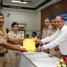 Dr Sanjay Bahadur presenting raincoats to Mumbai Police in presence of Commissioner and Jt Comm of Police