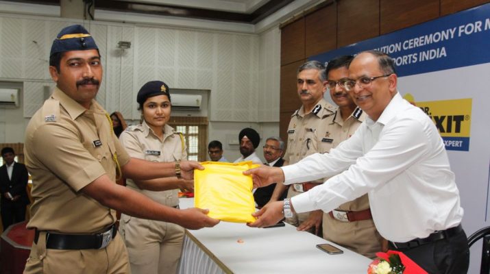 Dr Sanjay Bahadur presenting raincoats to Mumbai Police in presence of Commissioner and Jt Comm of Police