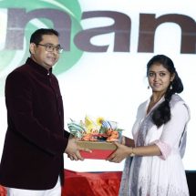 Nitin Jadhav Chairman and MD - Gajanan Group and Ms Rinku Rajguru - National award winner from Sairat Movie inaugurating Brand GO edible oil brand