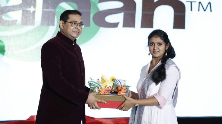 Nitin Jadhav Chairman and MD - Gajanan Group and Ms Rinku Rajguru - National award winner from Sairat Movie inaugurating Brand GO edible oil brand