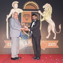 Navrattan Kothari - Chairman KGK group receving the Excellence award - Rashmin Donda - President Sarjan group