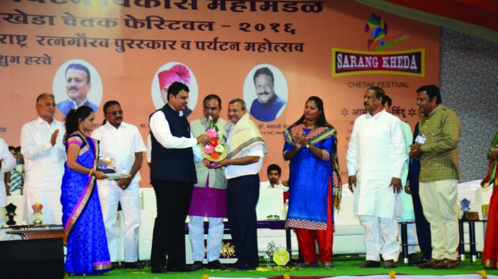 CM Fadanavis felicitates Jain Irrigation with Uttar Maharashtra Ratna