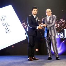 Keshav Bansal receiving Extraordianaire award by Sharad Maheshwari - Chairman SM Group
