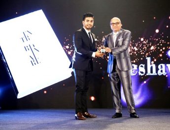 Keshav Bansal receiving Extraordianaire award by Sharad Maheshwari - Chairman SM Group