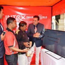 Vishal Malik - Head - Retail Intex teaching a Tea stall owner