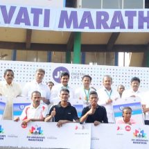 Jio Amaravati Marathon 2017 Winners receiving the Jio Money digital wallet in Vijayawada