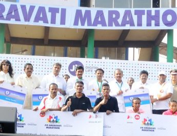 Jio Amaravati Marathon 2017 Winners receiving the Jio Money digital wallet in Vijayawada