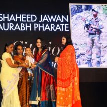Martyr Saurabh Farates family receiving the trophy at URJA Awards 2017 in association with Hello