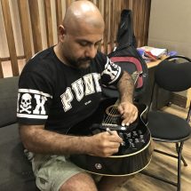 Vishal Dadlani signing his guitar for donation for Music for a Cause