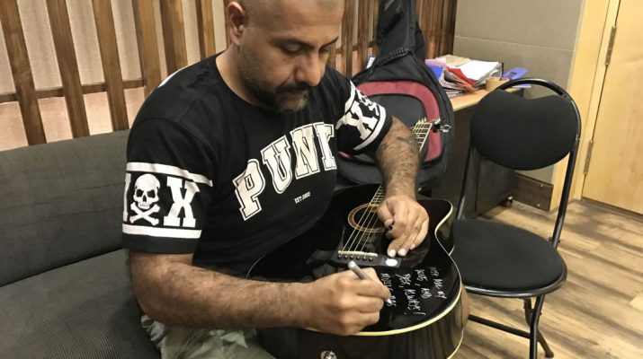 Vishal Dadlani signing his guitar for donation for Music for a Cause