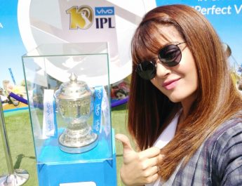 Actress Surveen Chawla clicks a selfie with the VIVOIPL trophy