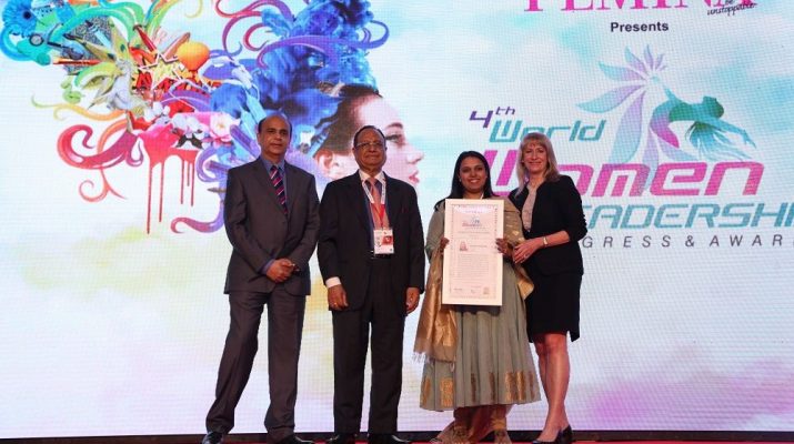 Gunjan Aggarwal of Esquared lifts the 2017 award of 4thWorld Women Leadership - WORLD HRD CONGRESS and FEMINA