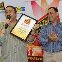 Sanjeev Kohli with the Hit The Hit Rahenge Trophy and National programming head - RBNL - Atul Razdan