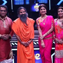Baba Ramdev Poses with Anurag Basu - Shilpa Shetty Kundra - Geeta Kapur on Super Dancer Chapter 2