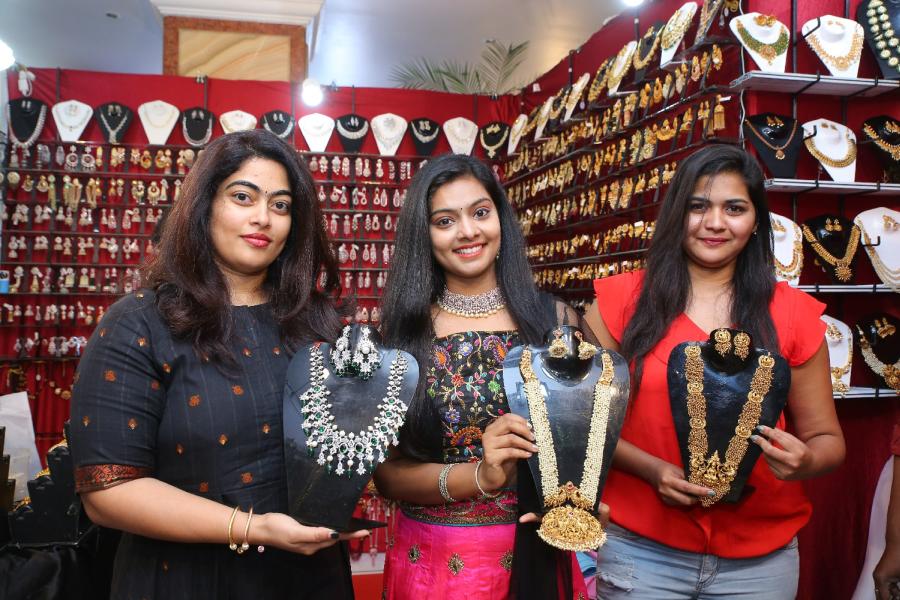 Tollywood Actress Sashikala and Shravani Reddy inaugurated The Haat – Premium Heritage Fashion and Lifestyle 2