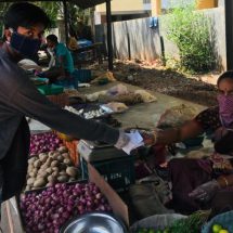 Student - Hrutvik Rajhans distributes masks to vegetable vendors-1